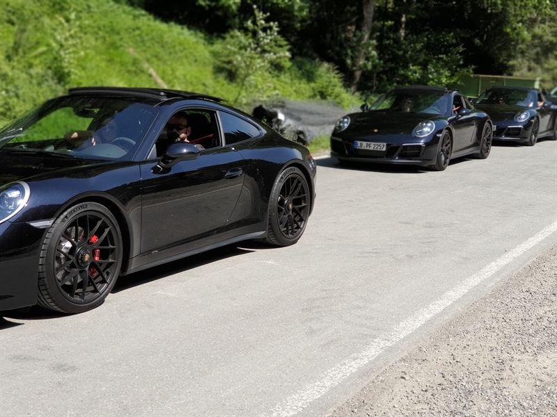 Porsche 911 formation — wide view